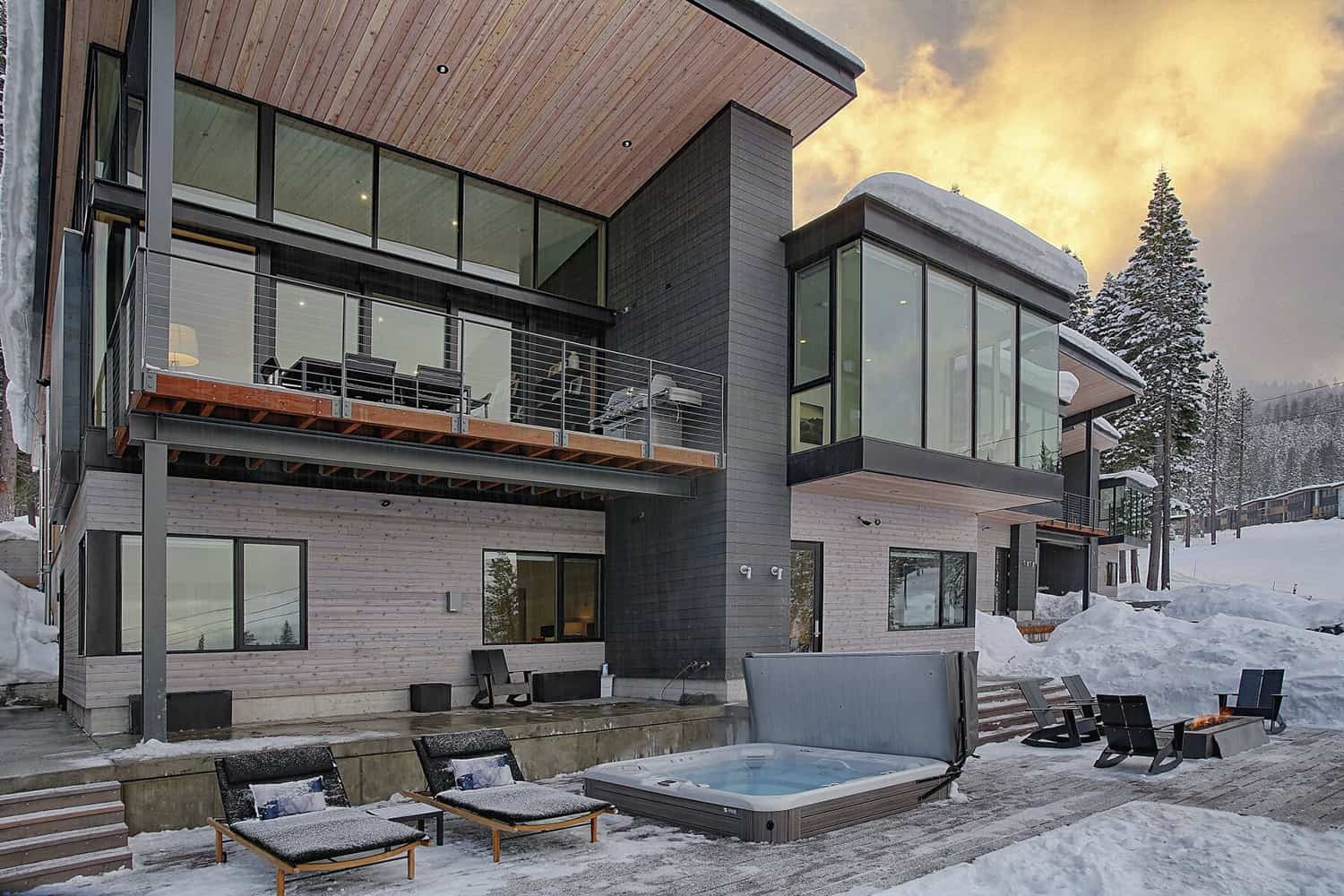 mountain-contemporary-home-exterior-with-snow
