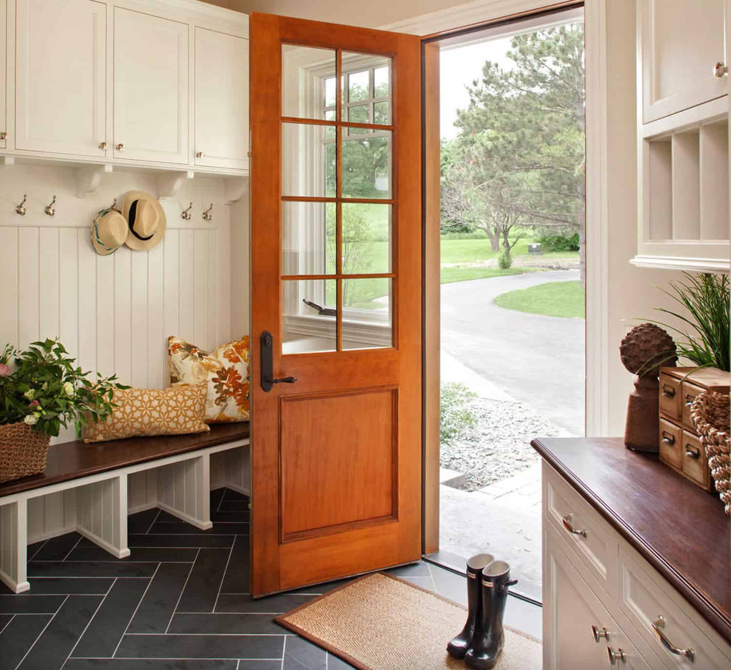 traditional-style-mudroom-entry