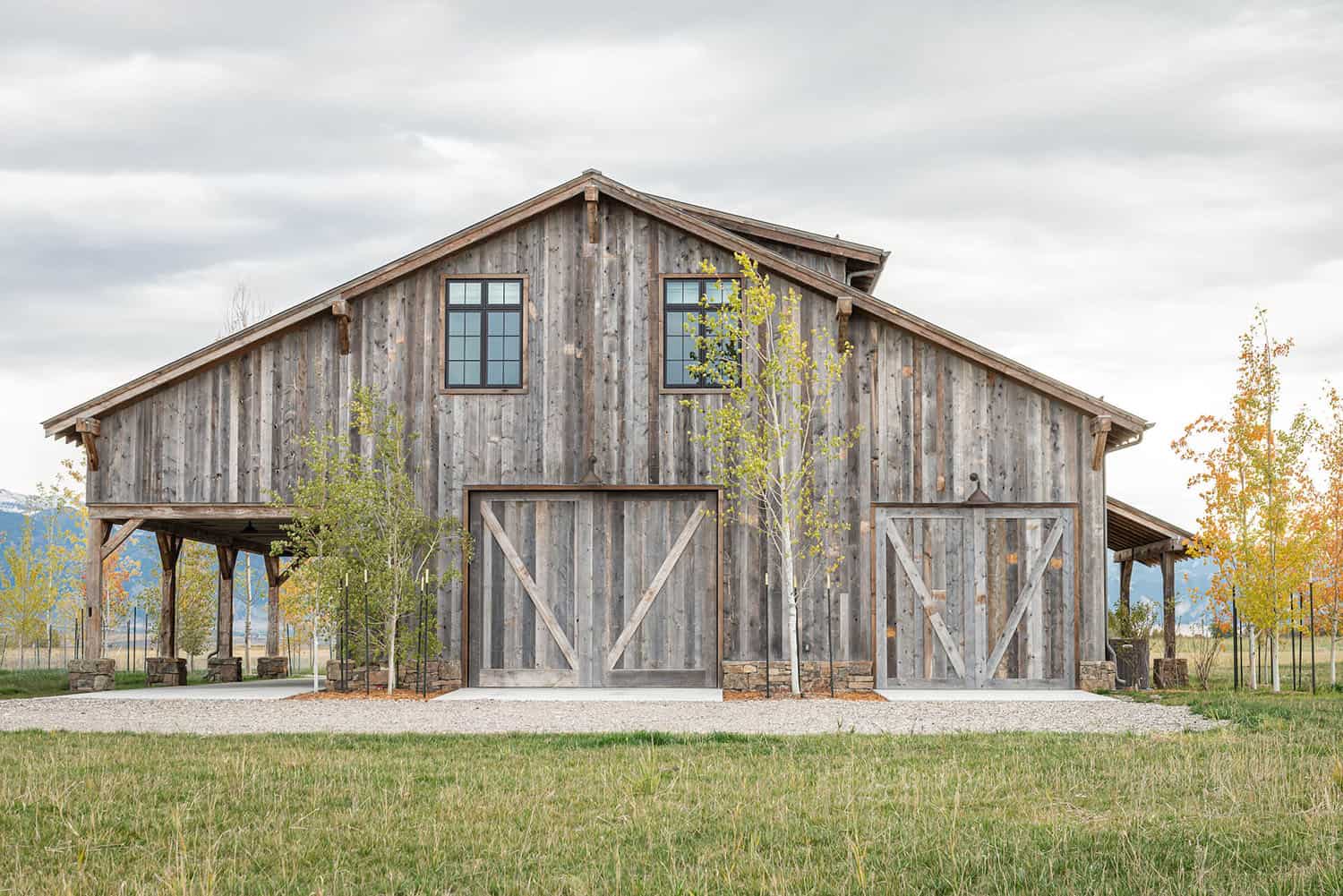 rustic-ranch-house-retreat-barn-exterior