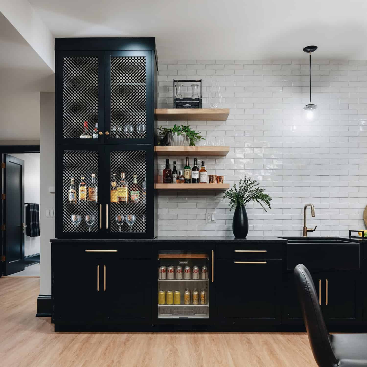 contemporary-home-bar