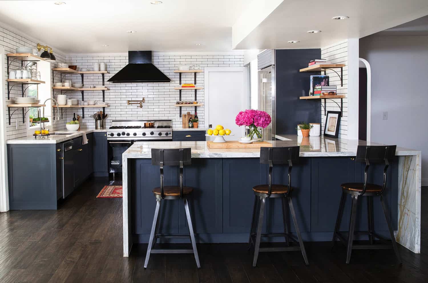 eclectic-kitchen-with-open-shelving