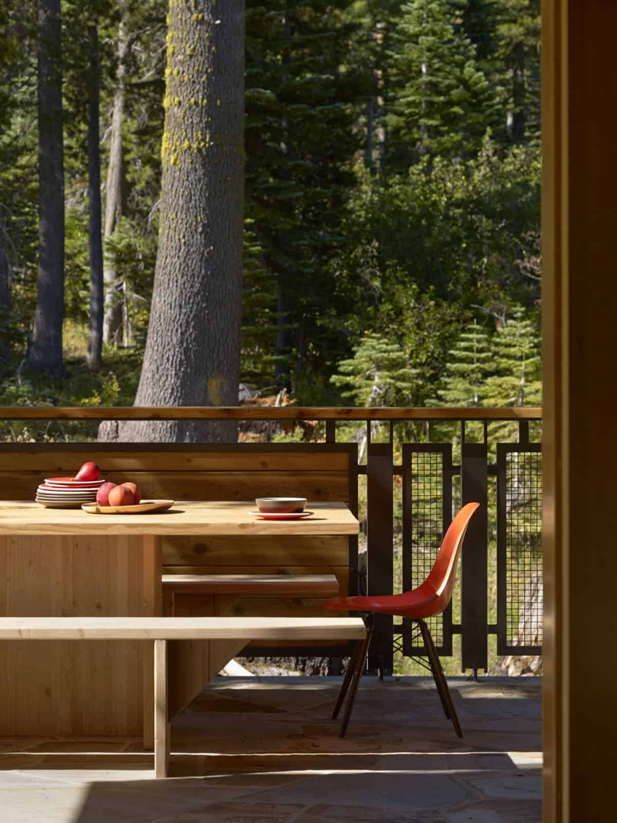 rustic-contemporary-mountain-cabin-balcony