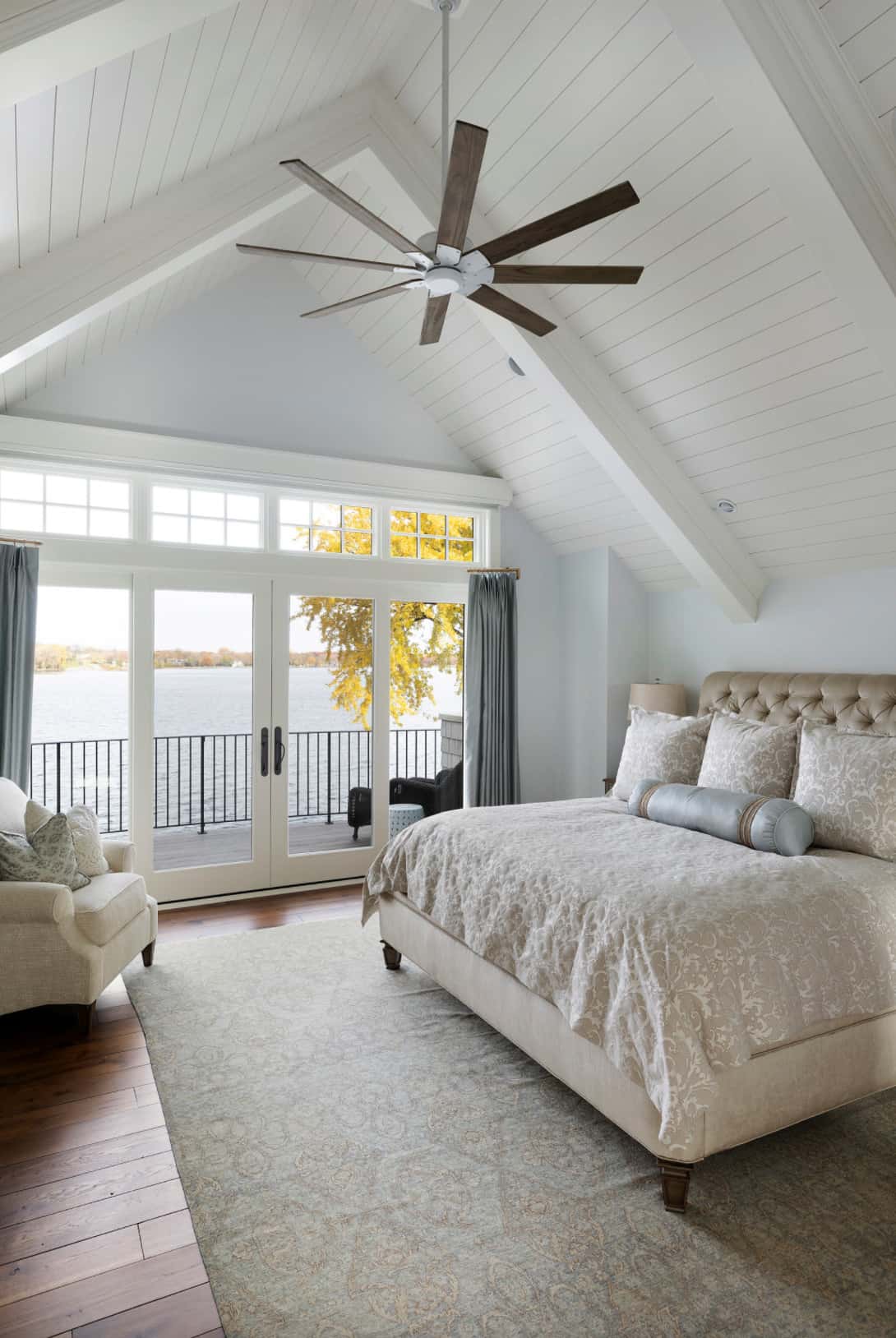 traditional-lakeside-cottage-retreat-bedroom