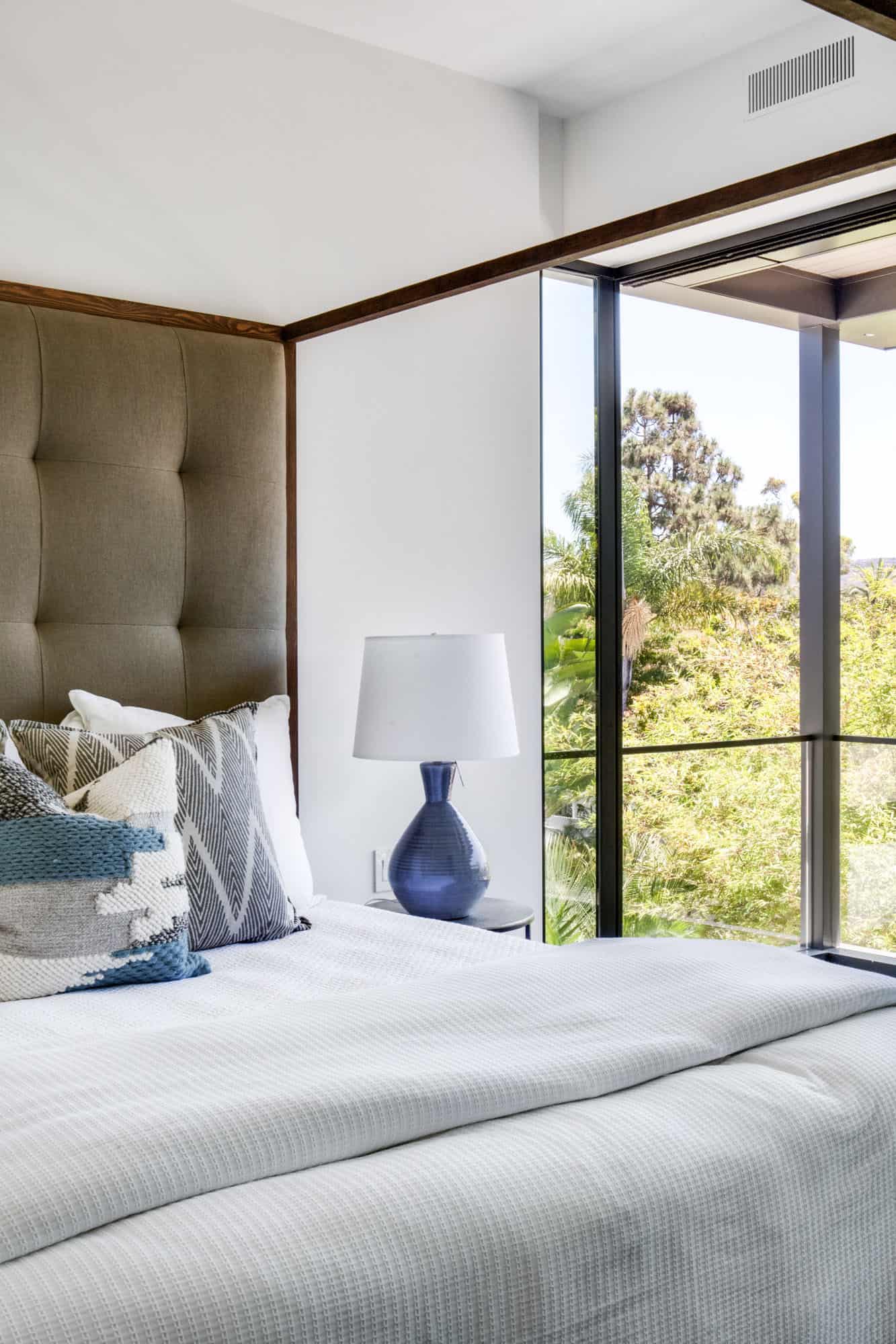 modern-beach-style-bedroom