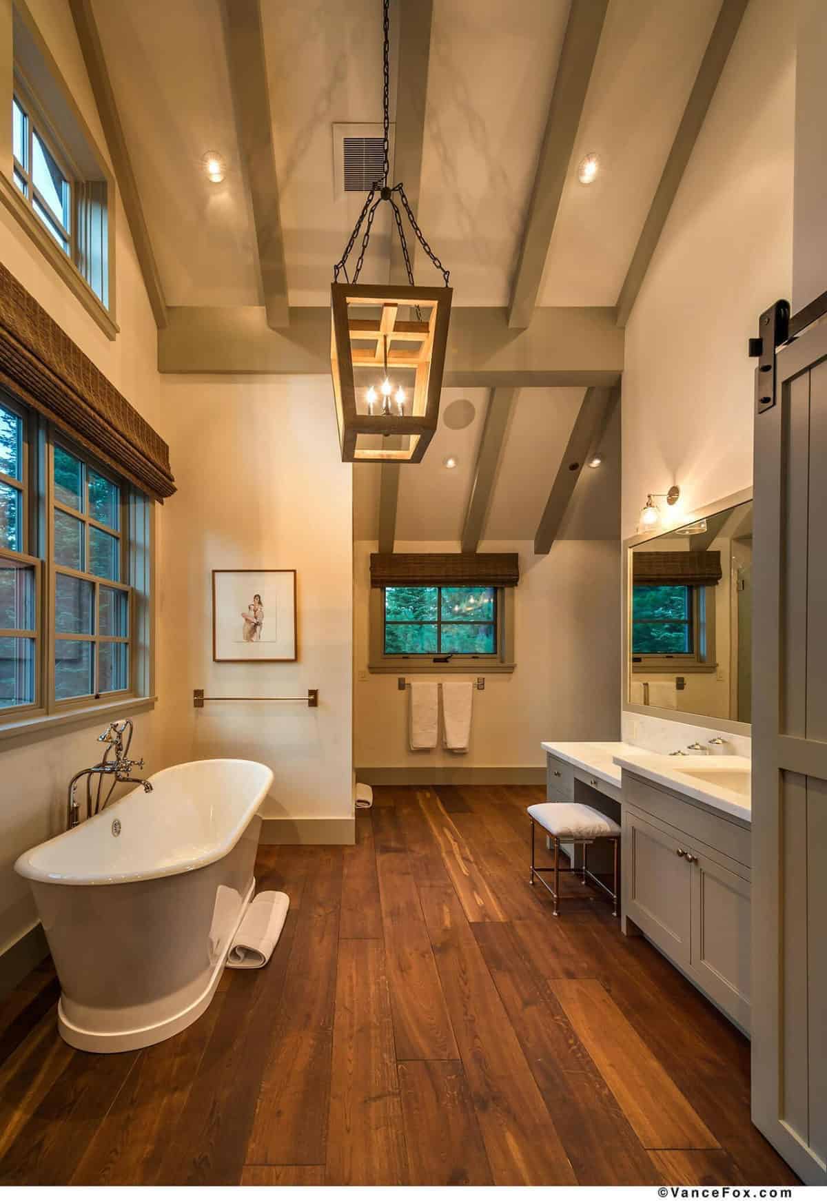 mountain-style-farmhouse-bathroom