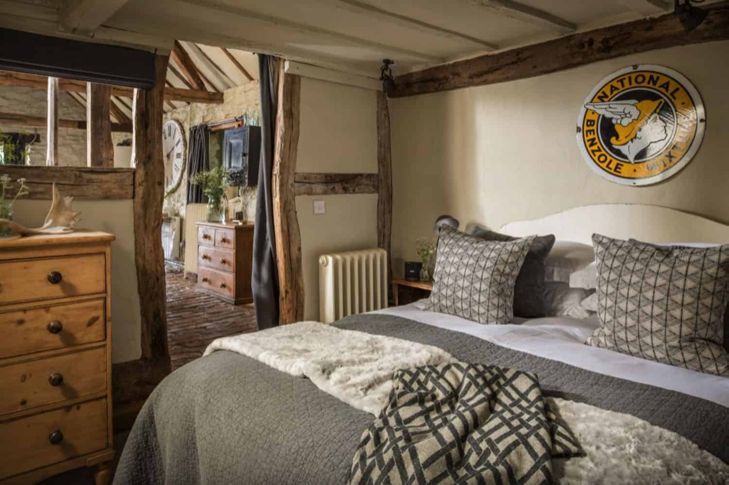 rustic-luxe-cottage-bedroom