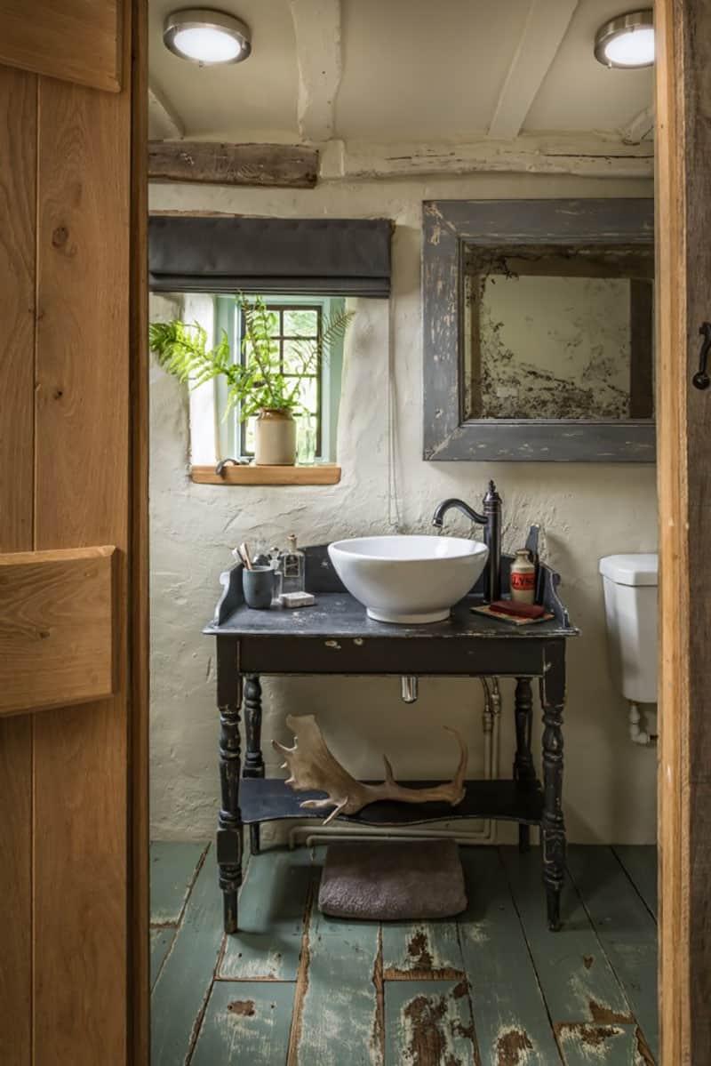 rustic-luxe-cottage-bathroom
