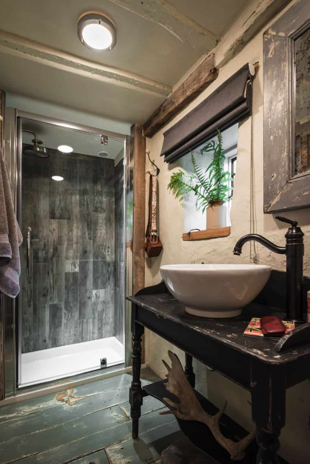 rustic-luxe-cottage-bathroom
