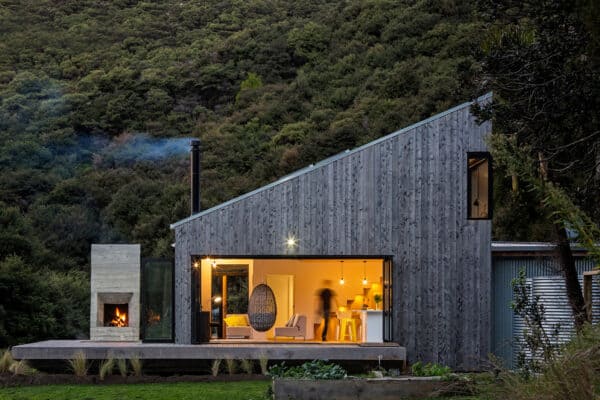 featured posts image for A New Zealand backcountry hut with amazing indoor / outdoor living