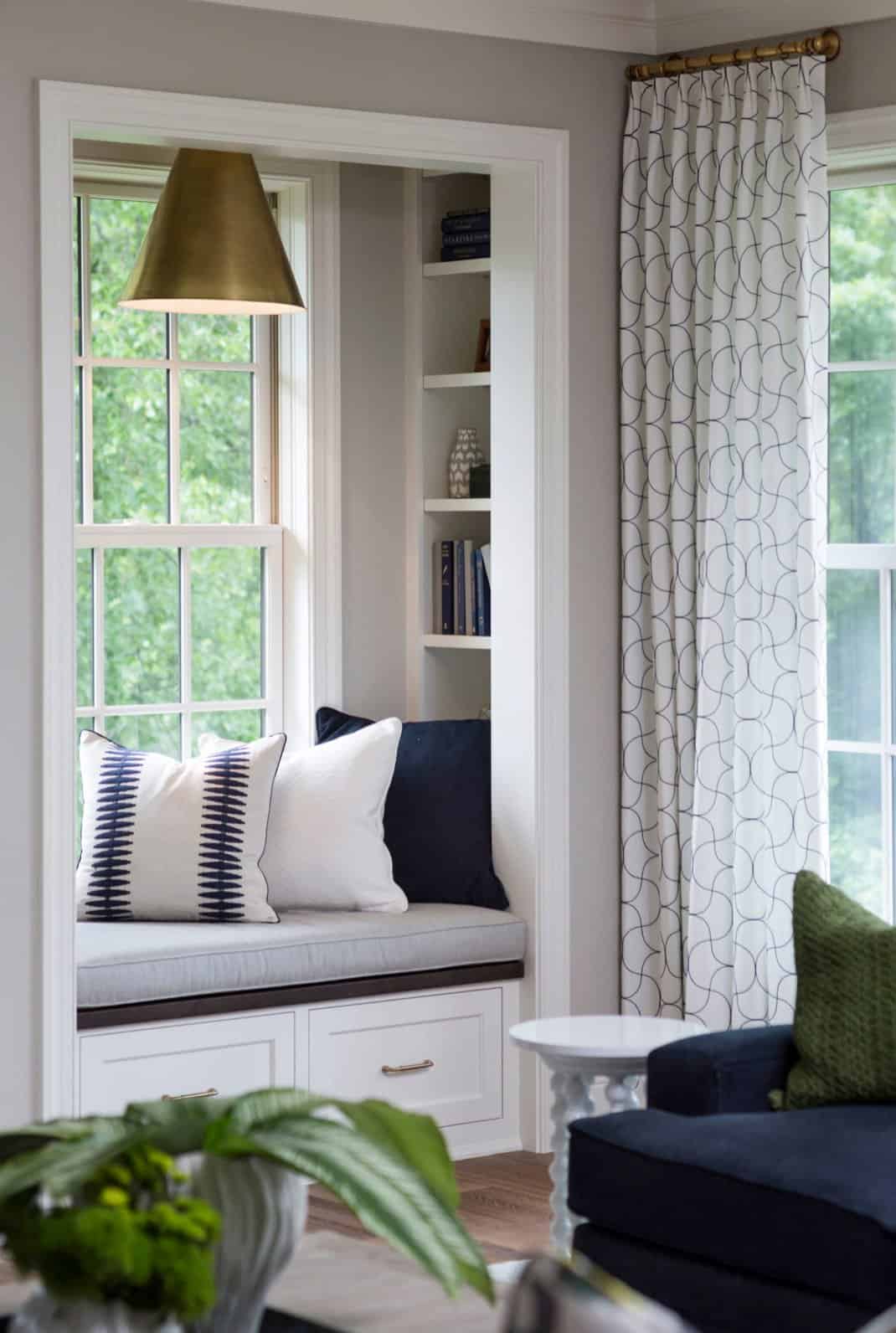 traditional-living-room-window-seat
