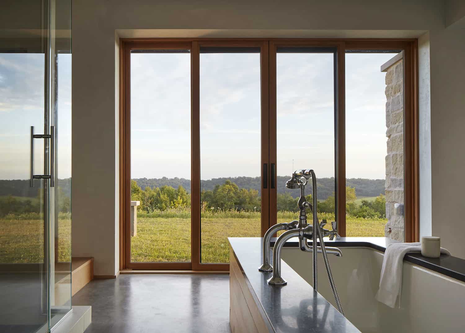 contemporary-farmhouse-bathroom-tub