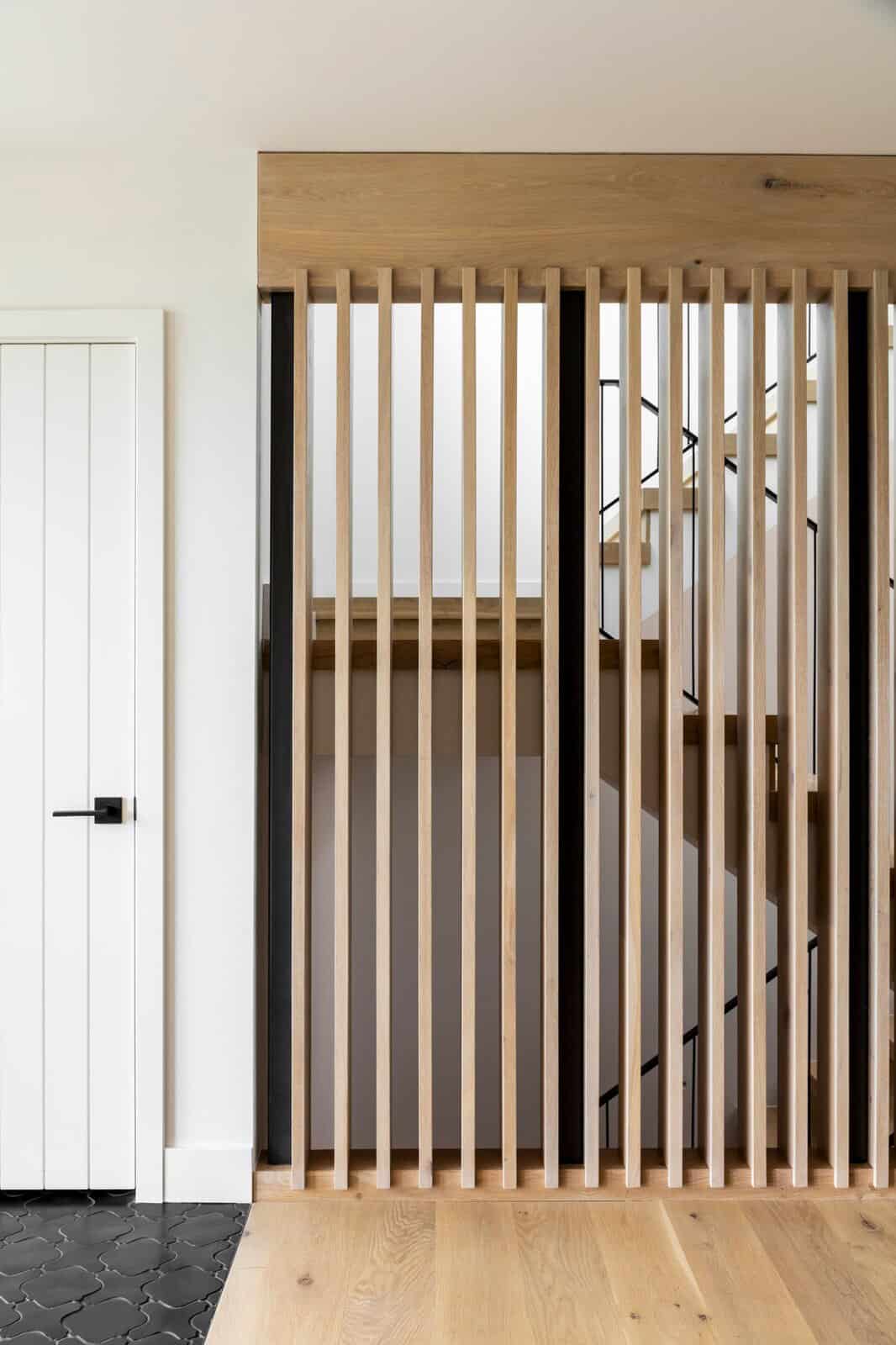 contemporary-wood-screen-in-the-entry
