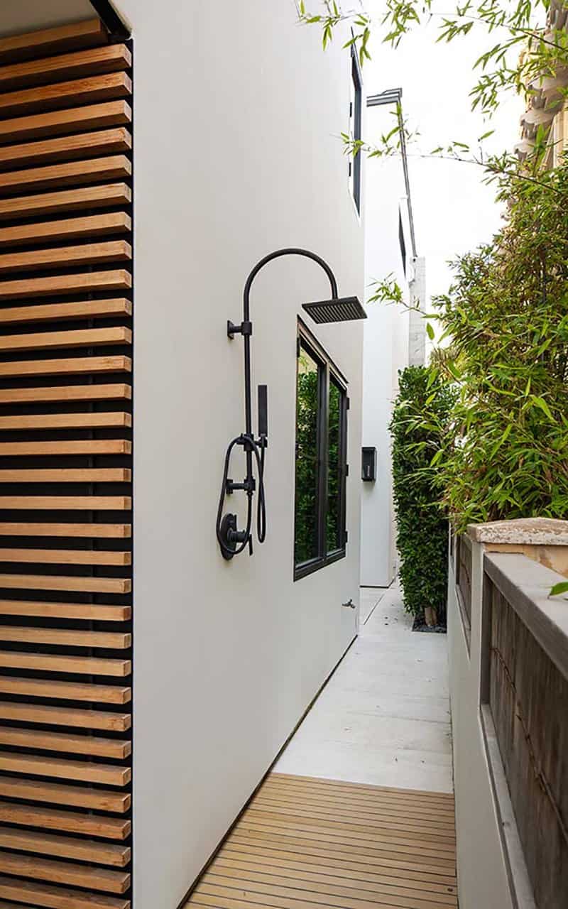 modern-bayfront-house-with-outdoor-shower-in-newport-beach