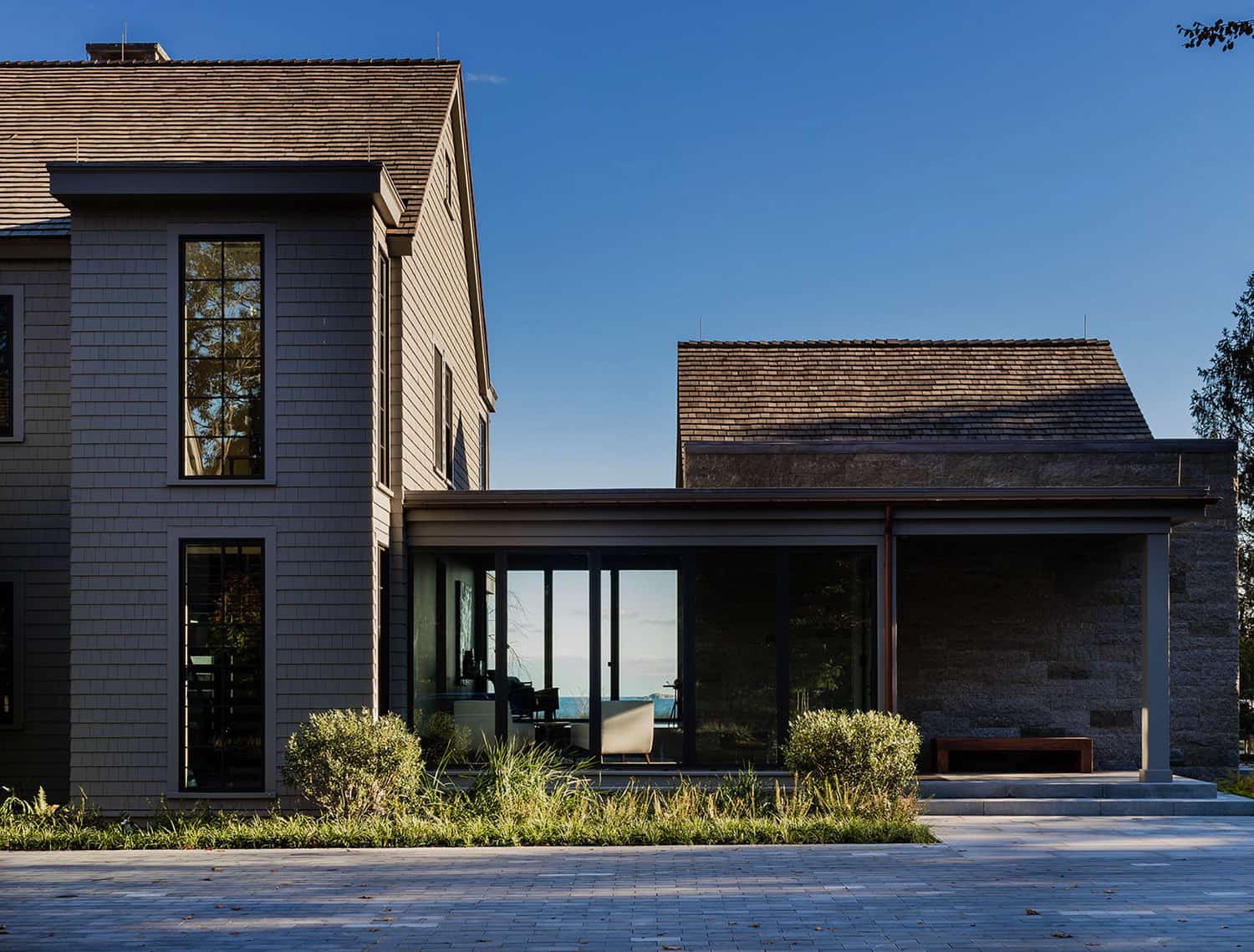 modern-new-england-beach-house-exterior