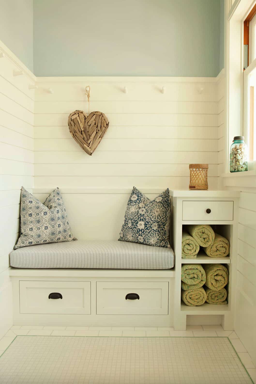 beach-style-entry-nook