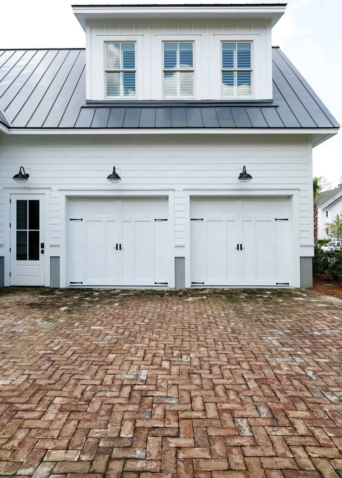 beach-style-garage