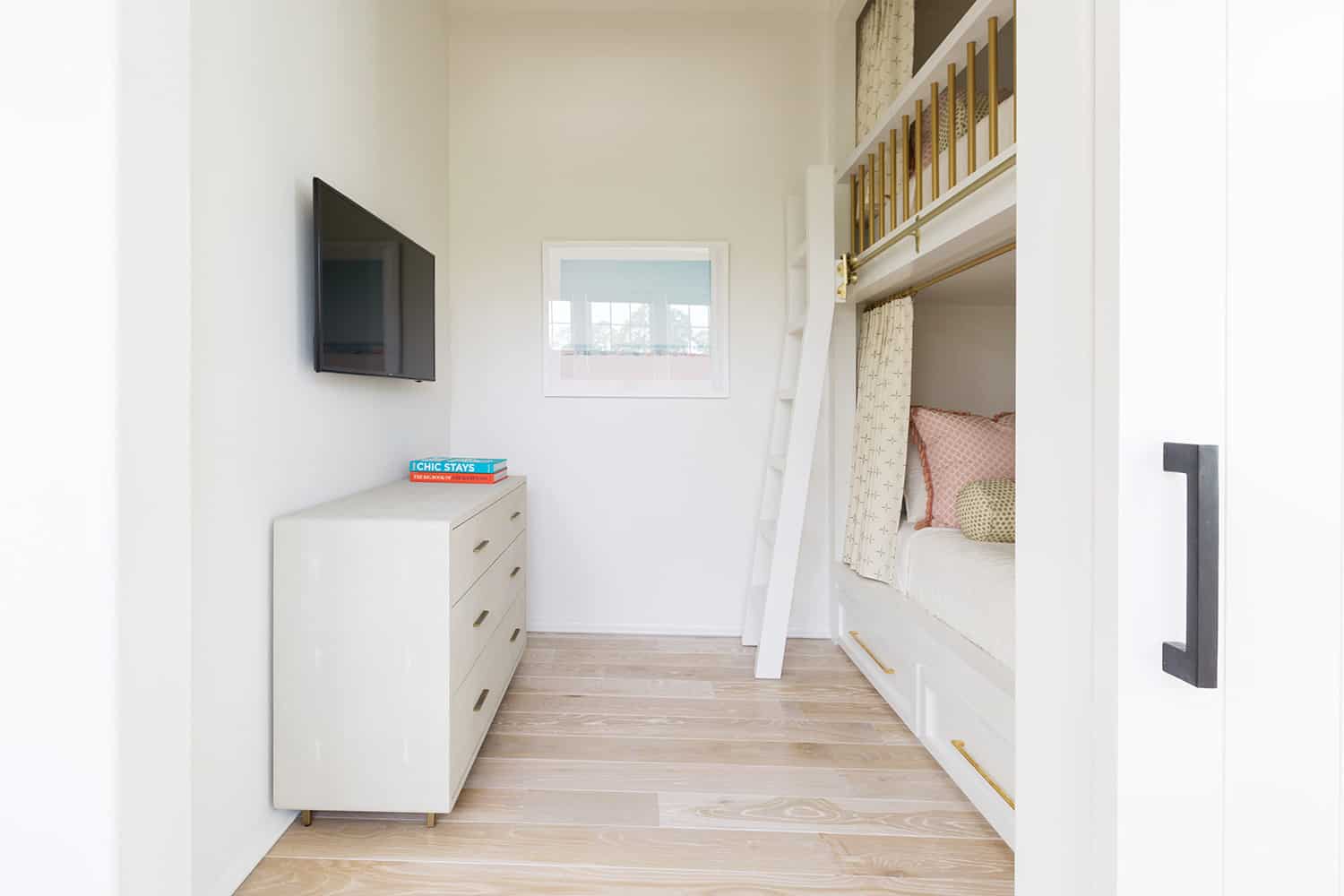 modern-beach-style-bunk-bedroom