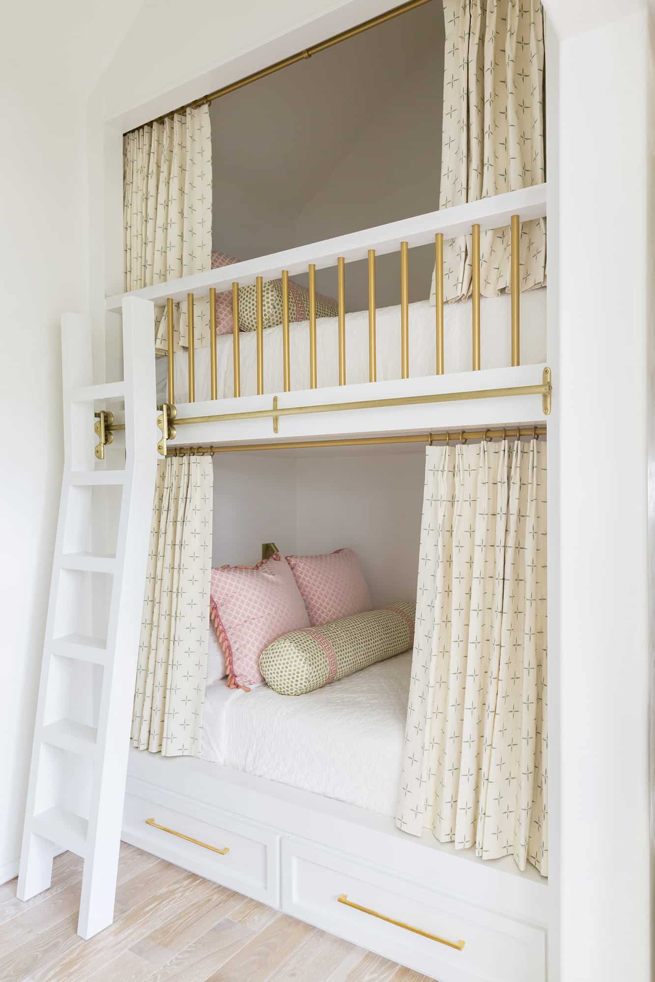 modern-beach-style-bunk-bedroom