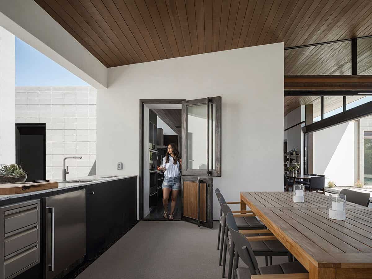 modern-desert-home-patio-with-outdoor-kitchen