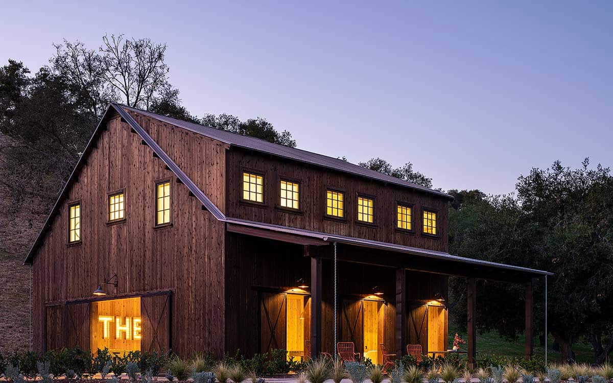 modern-entertainment-barn-exterior-dusk