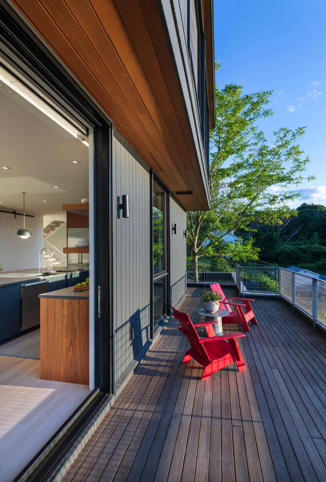 modern-river-house-balcony