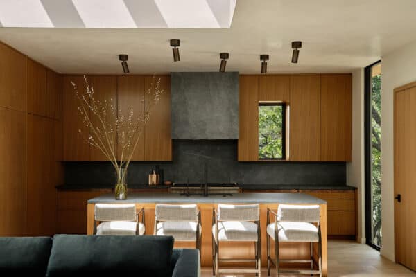 featured posts image for A stunning modern sanctuary in Texas surrounded by heritage oak trees