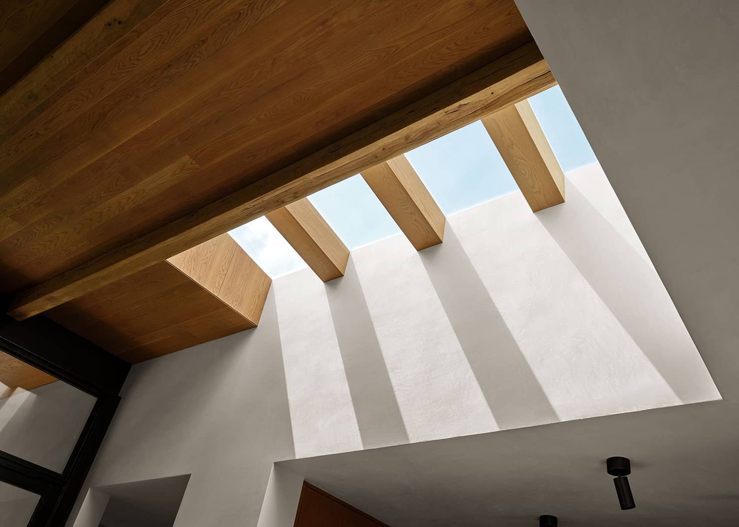 modern-living-room-skylight