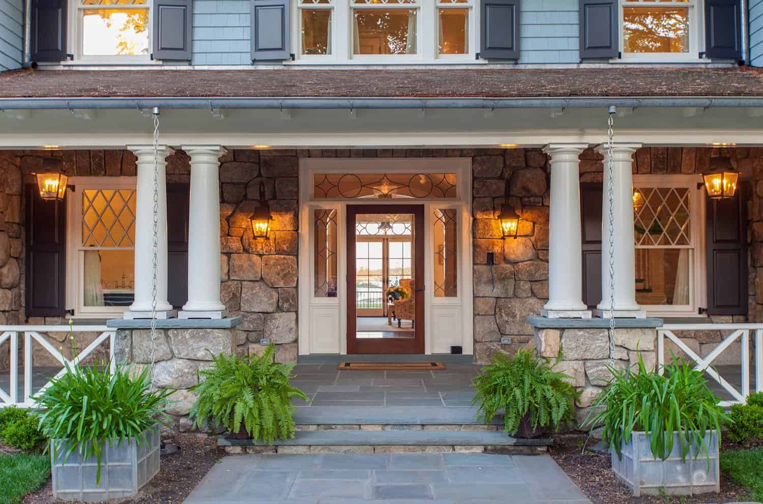 traditional-style-shingle-waterfront-home-entry