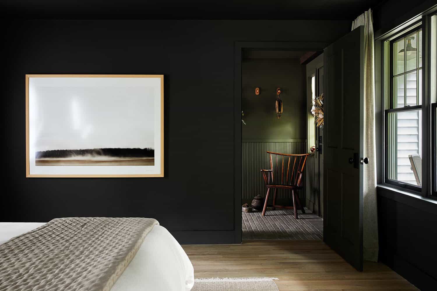mountain-modernism-bedroom-with-black-walls