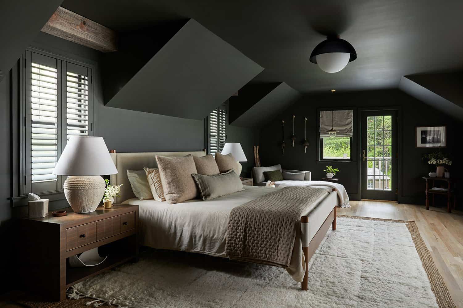 mountain-modernism-bedroom-with-black-walls