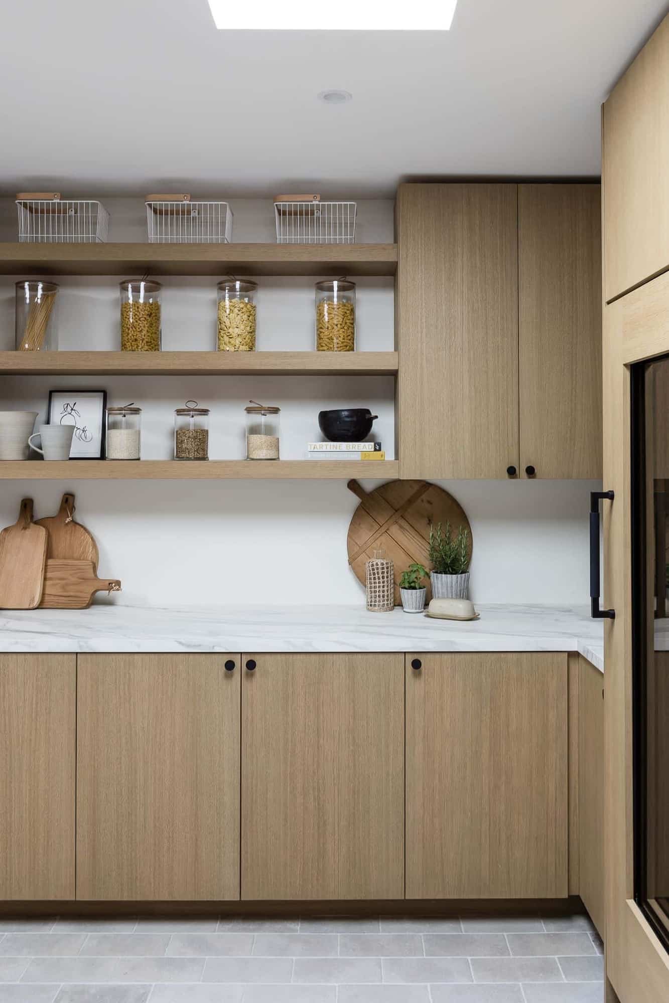 coastal-contemporary-style-butlers-pantry