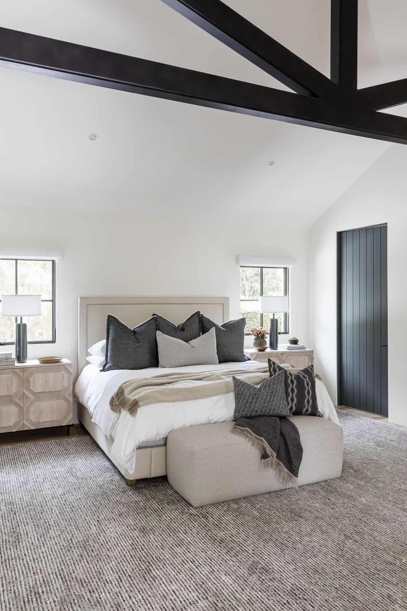 coastal-contemporary-style-primary-bedroom