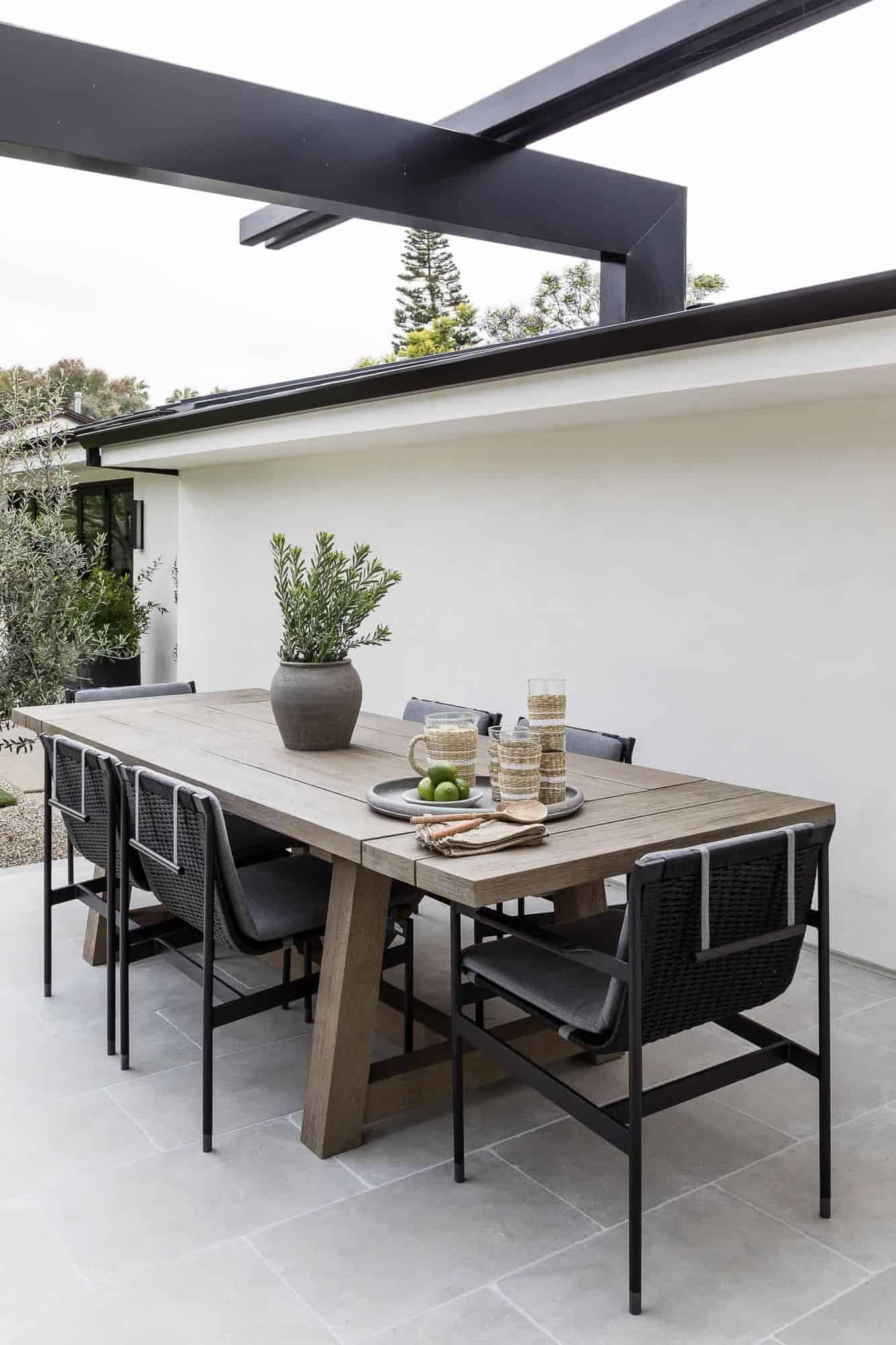 coastal-contemporary-style-patio-with-alfresco-dining