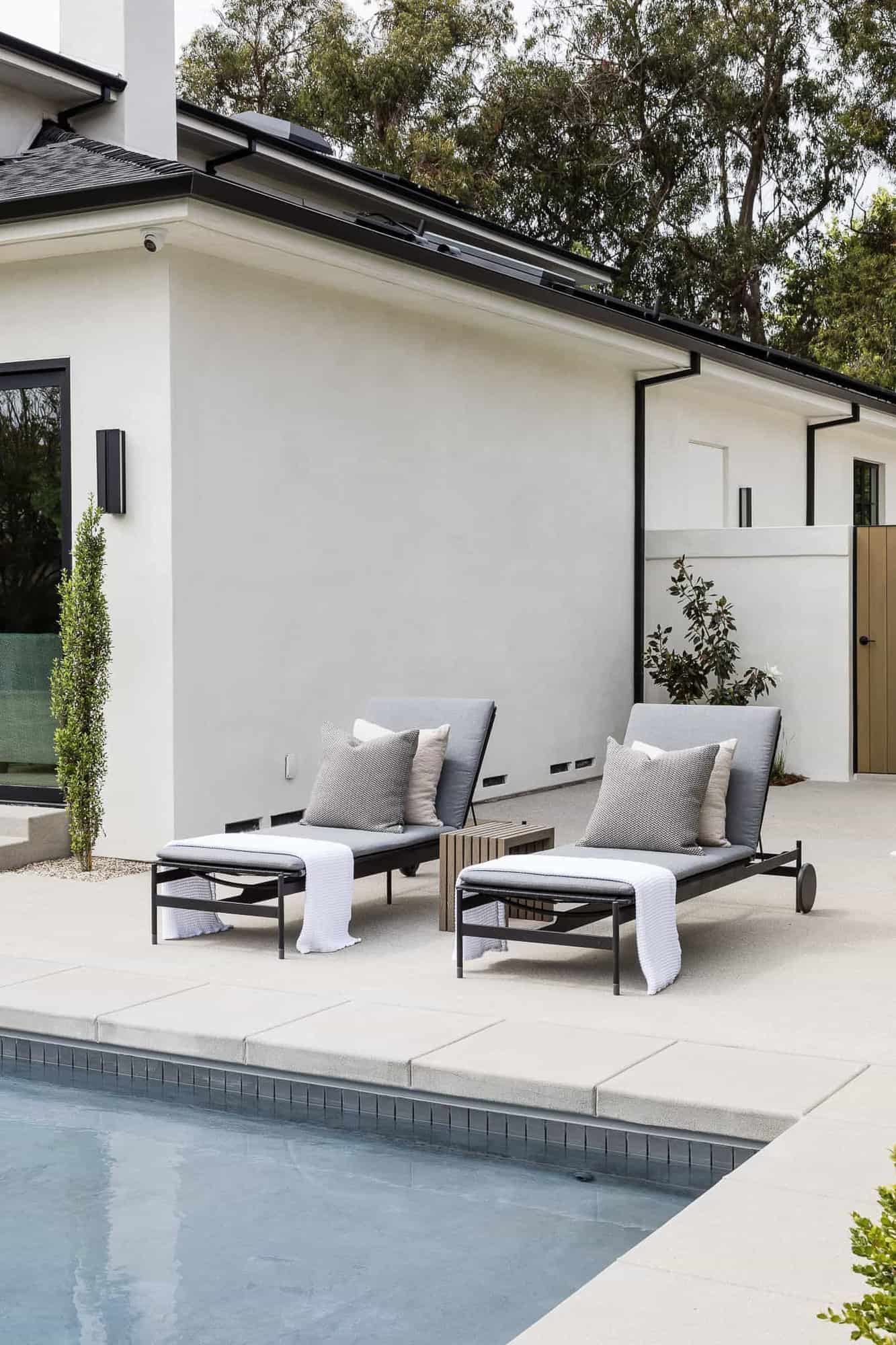 coastal-contemporary-style-patio-with-lounge-chairs