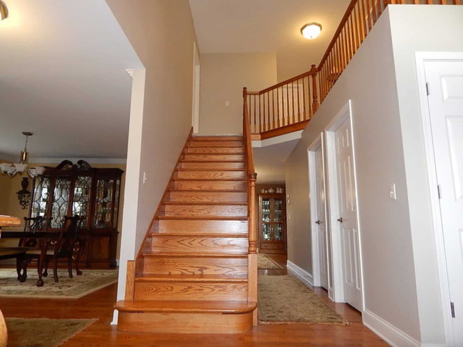 transitional-staircase-before-remodel