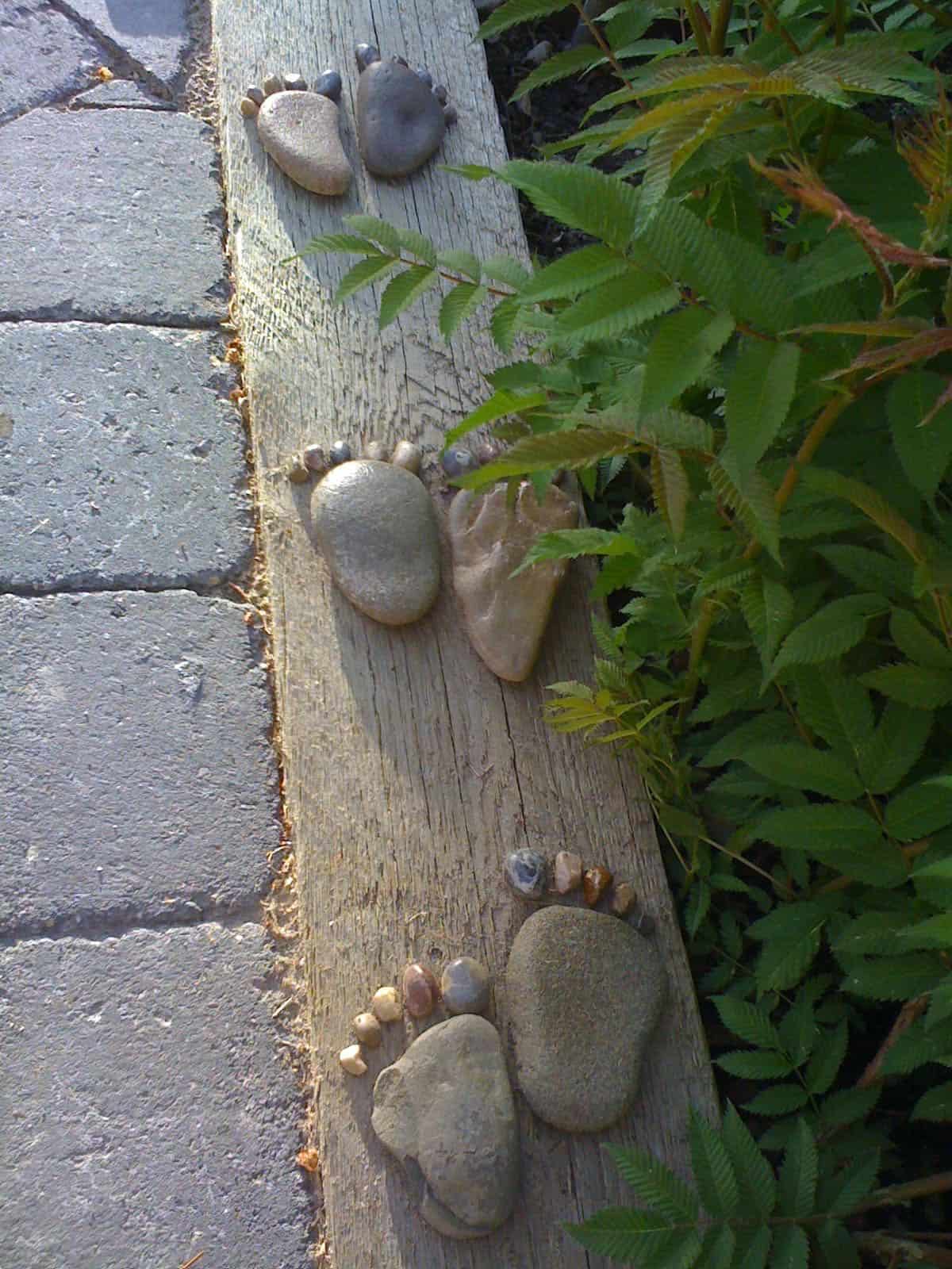 garden-edging-with-rock-feet