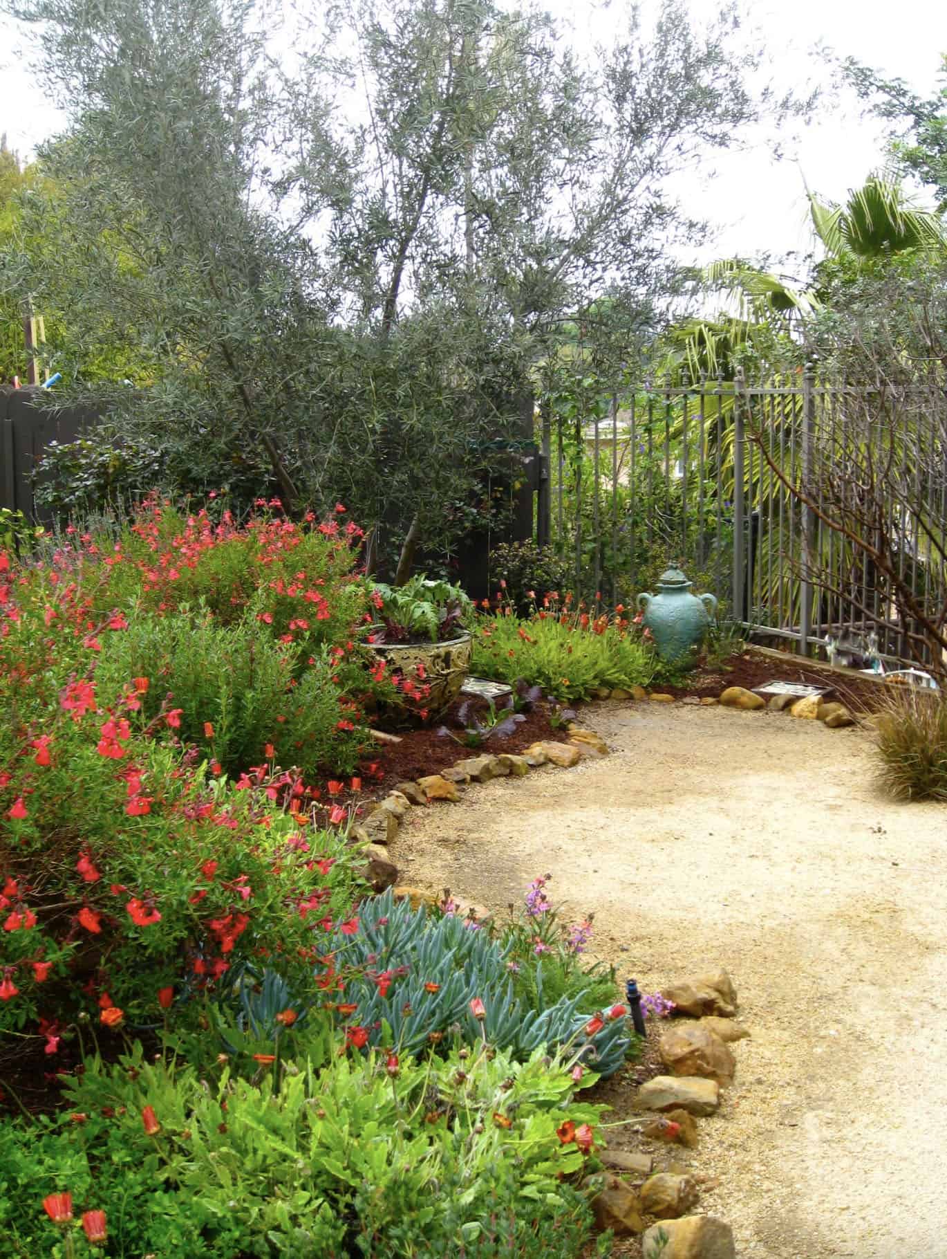 28 Amazing Garden Edging Ideas For Stunning Curb Appeal