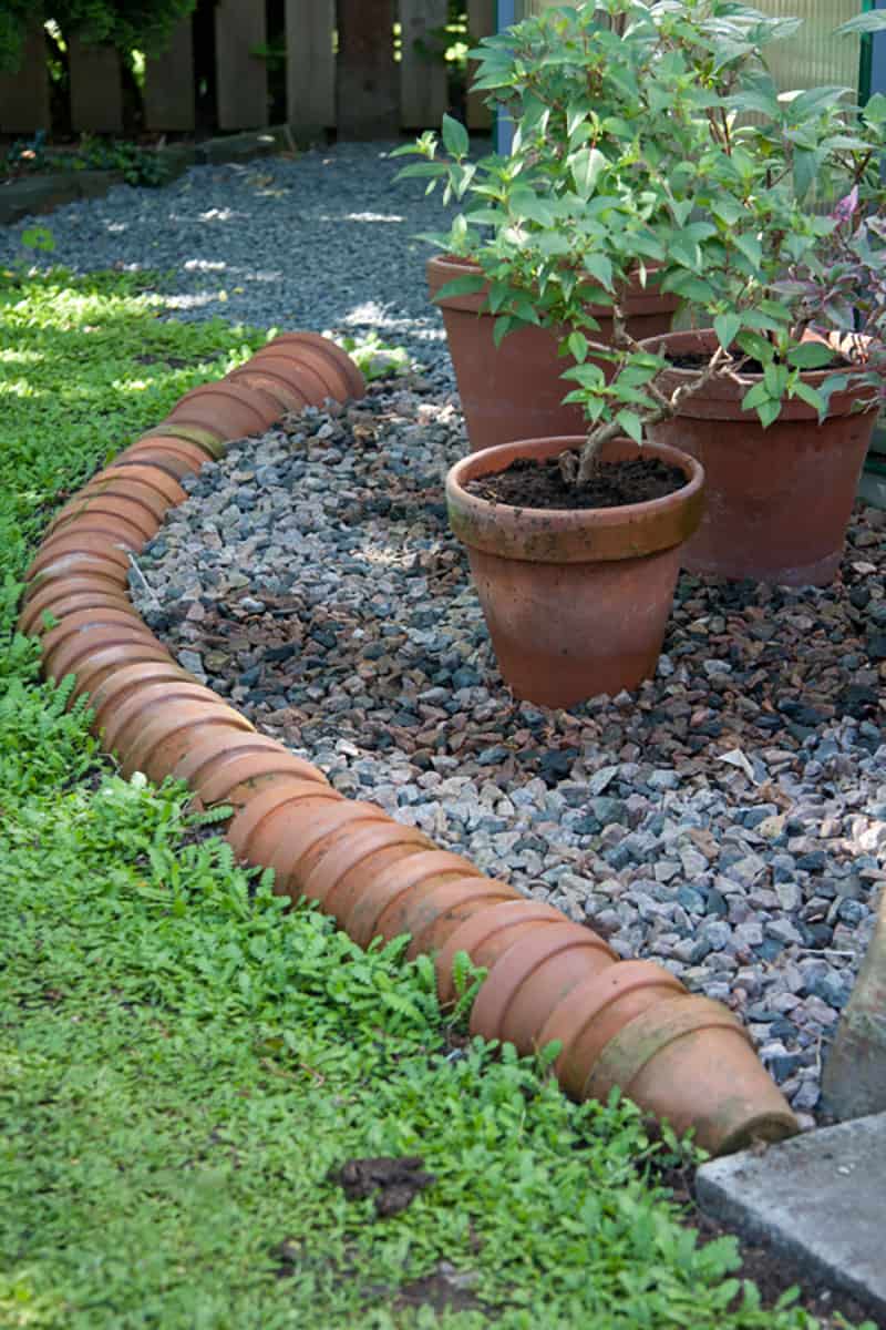 garden-edging-ideas-with-teracotta-pots