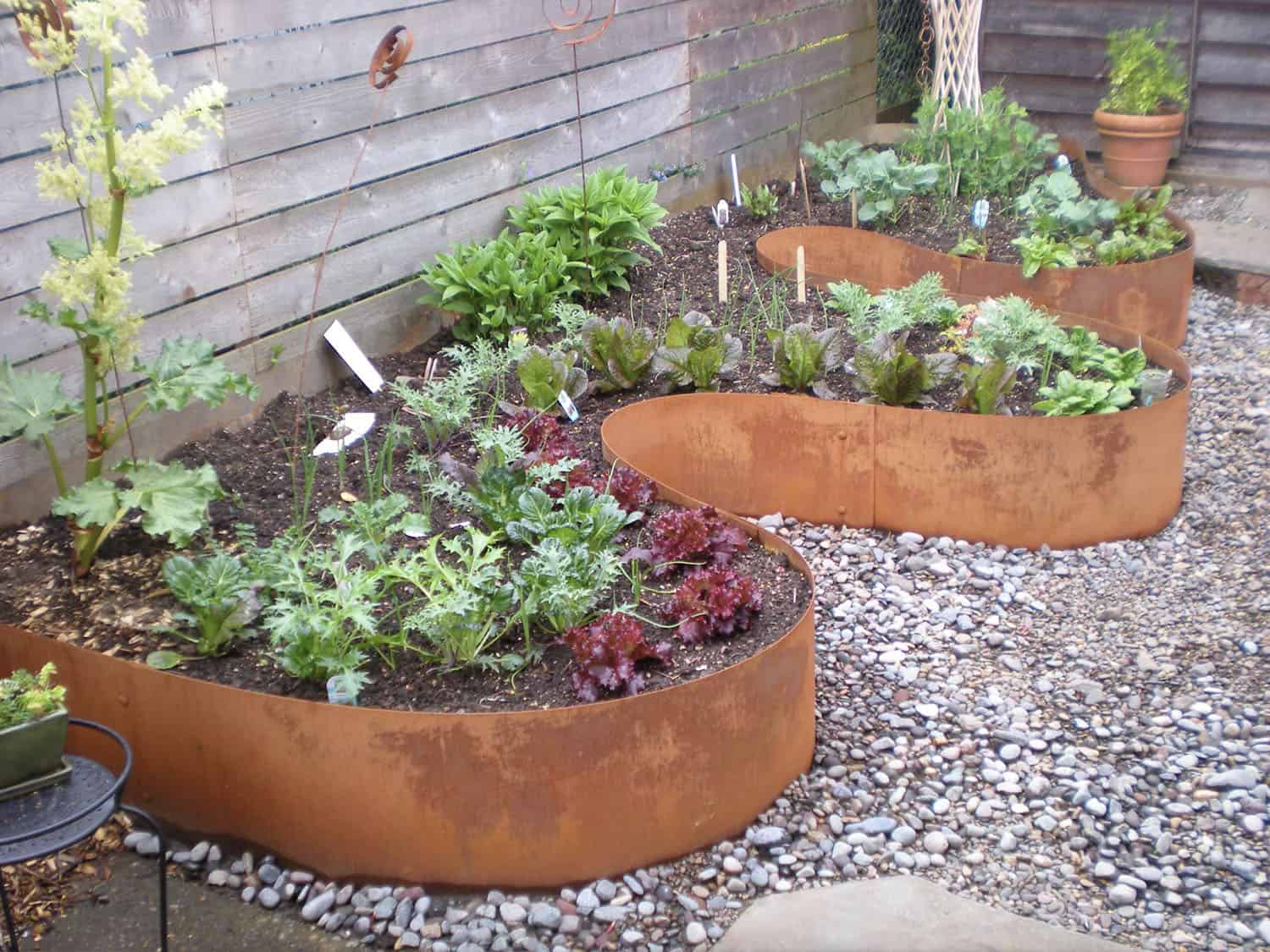 garden-edging-ideas-with-rusted-steel