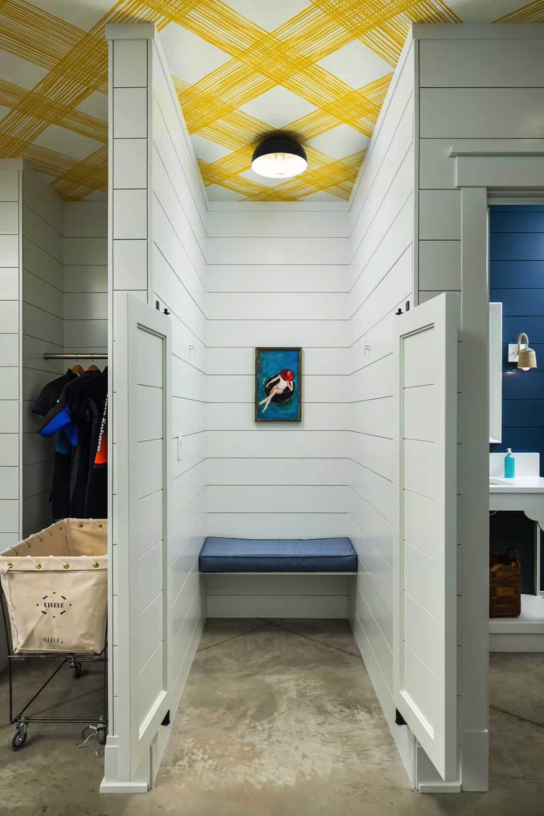 beach-style-changing-room