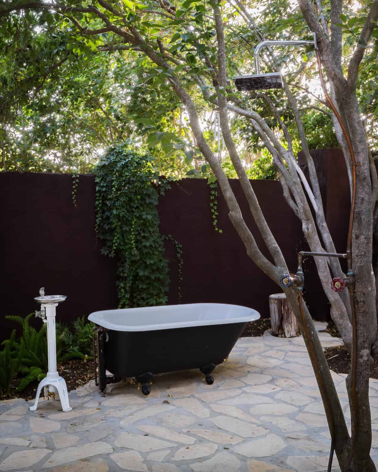 outdoor-shower-and-bath-tub
