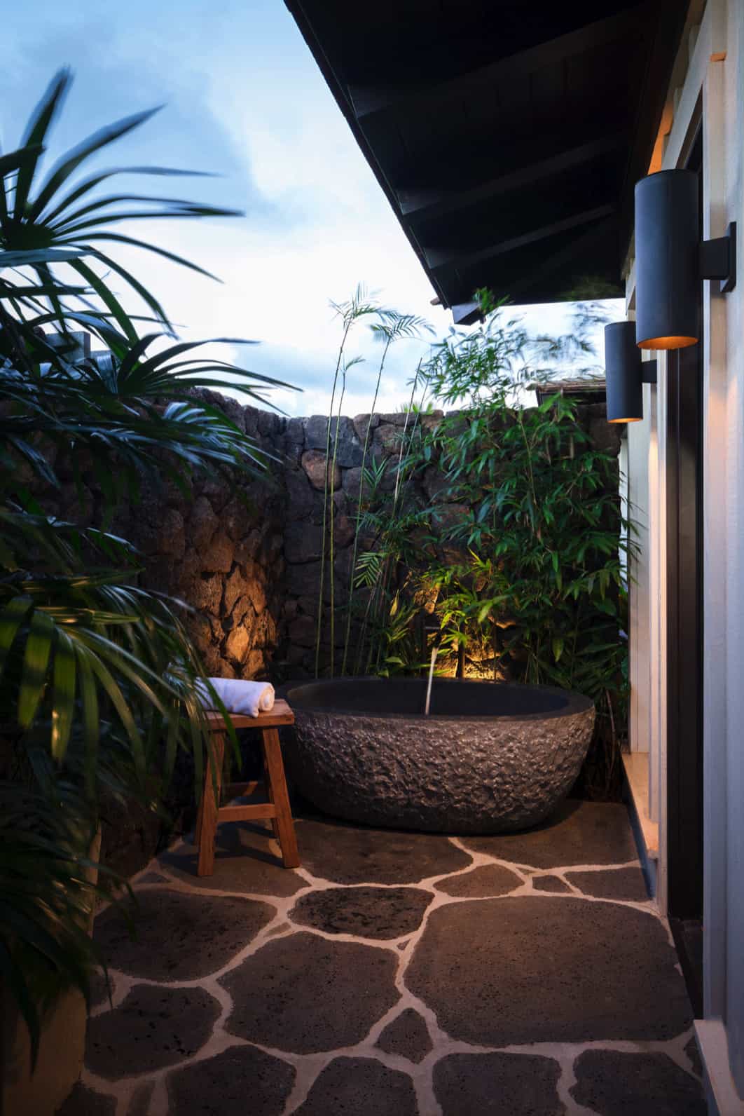 outdoor-tropical-shower-and-tub-hawaii