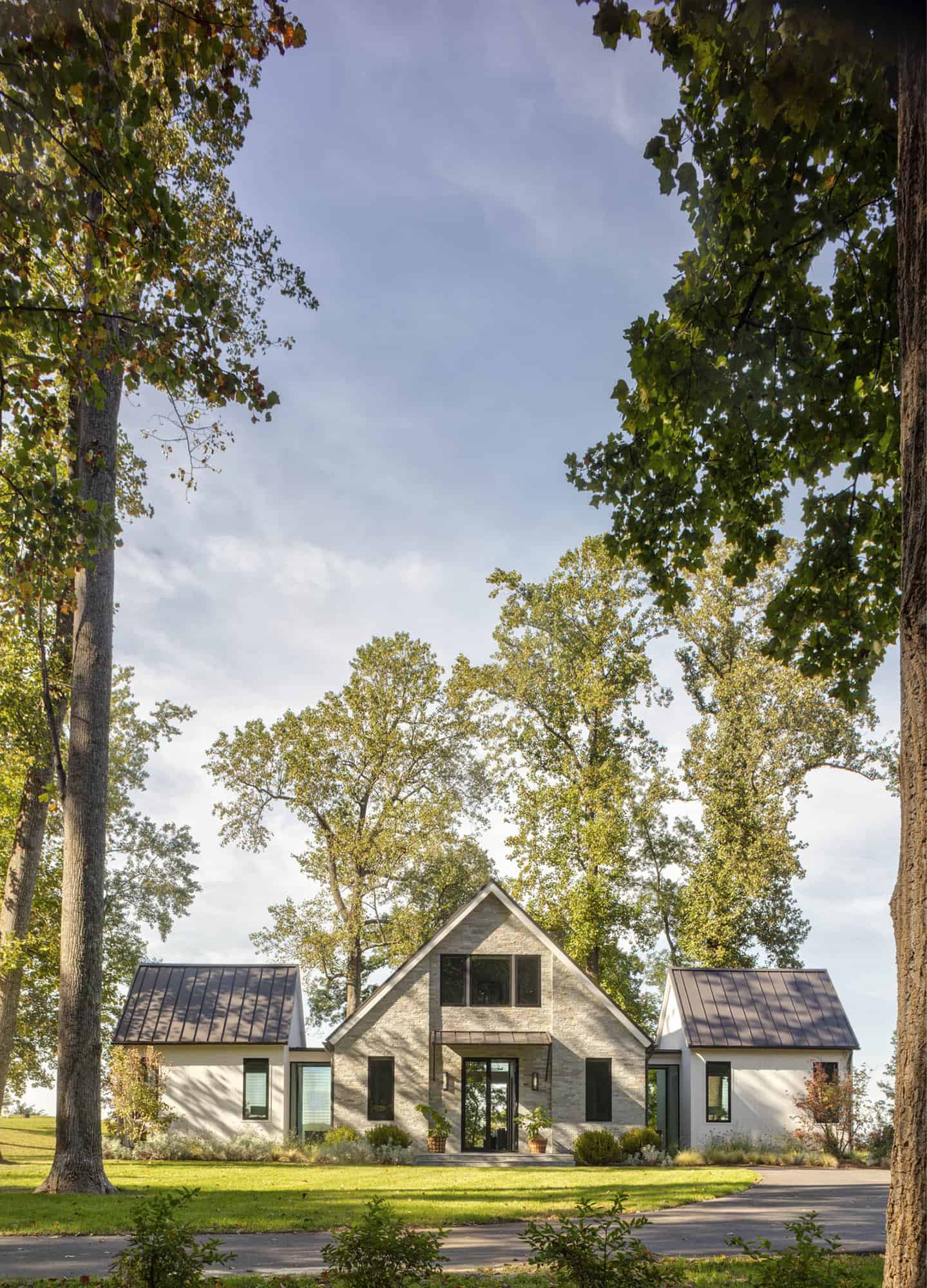 modern-farmhouse-guest-house-exterior
