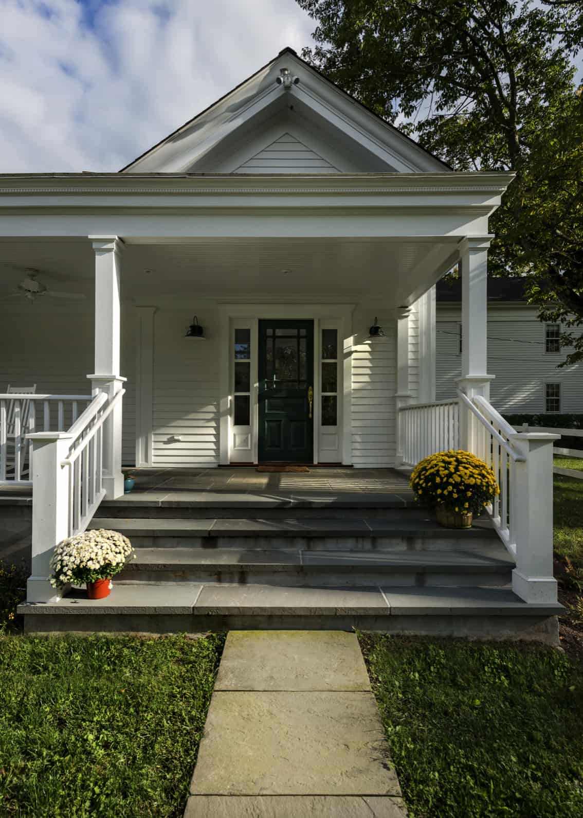 farmhouse-style-guest-house-exterior