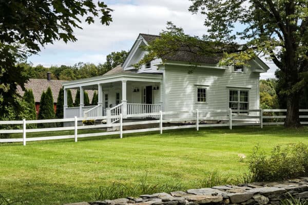 featured posts image for Live large in this small farmhouse with charming details in Connecticut