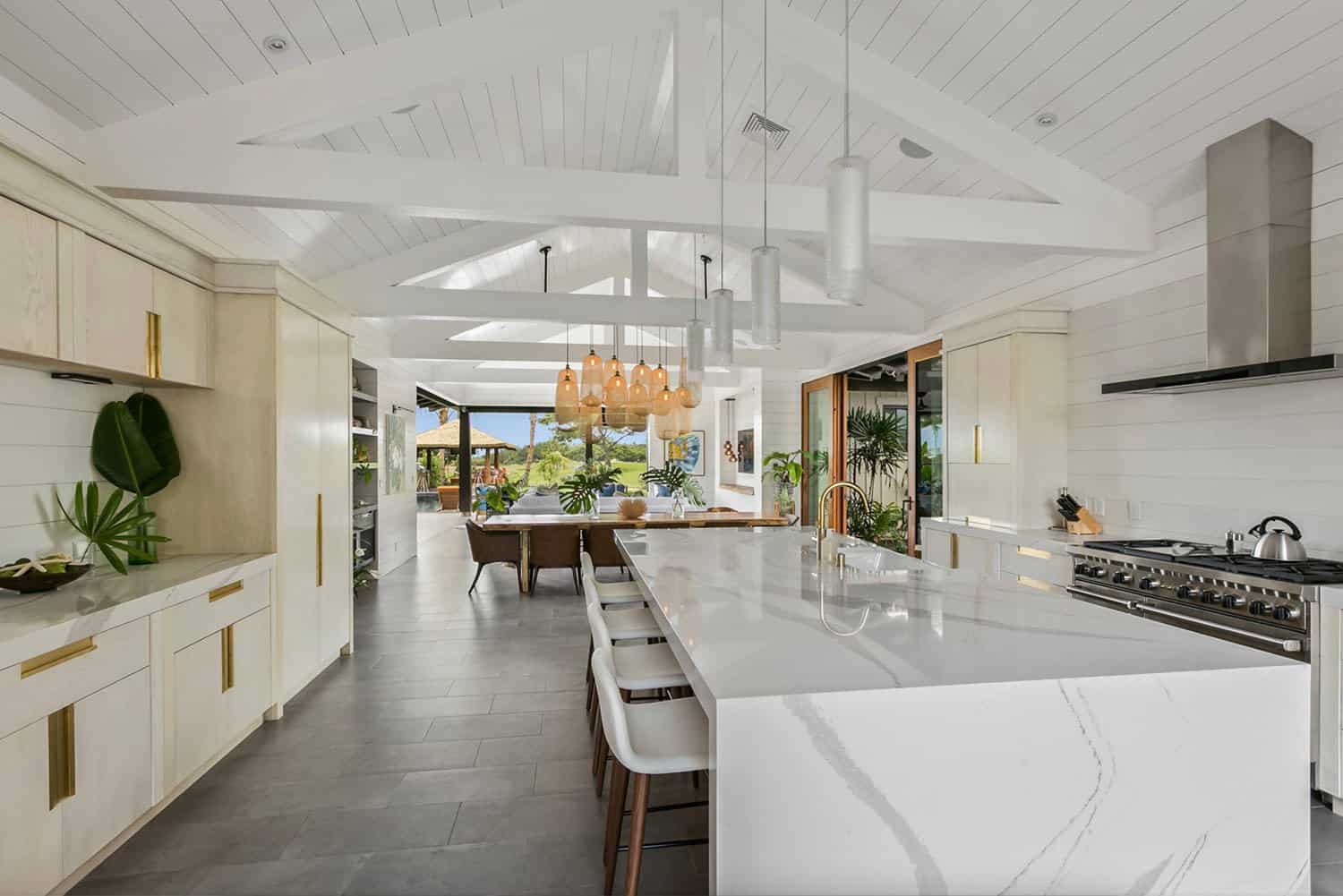 beach-style-white-island-kitchen