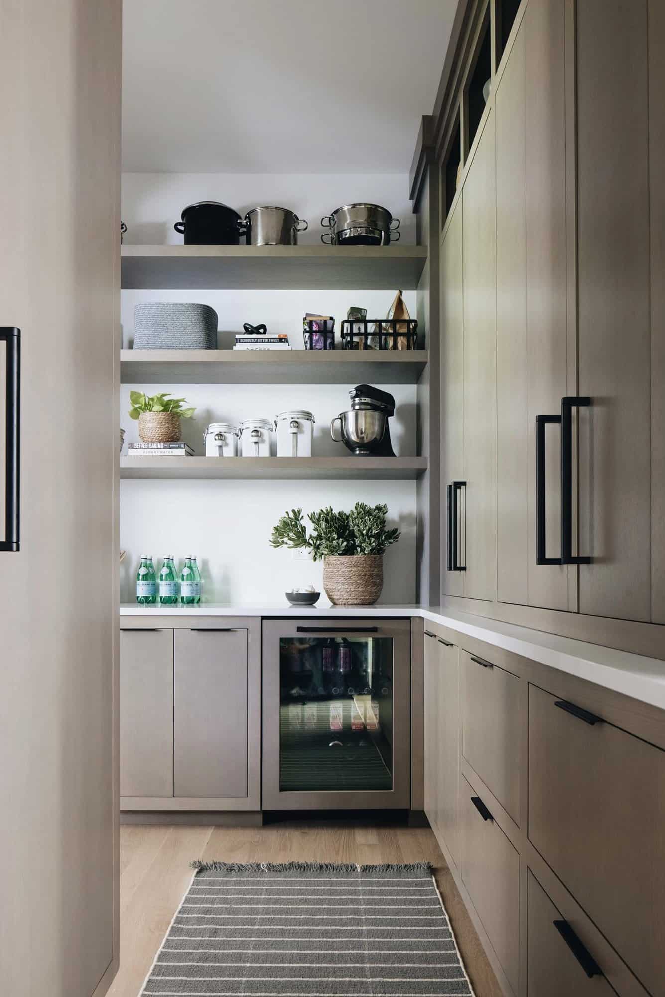 modern-casual-kitchen-pantry