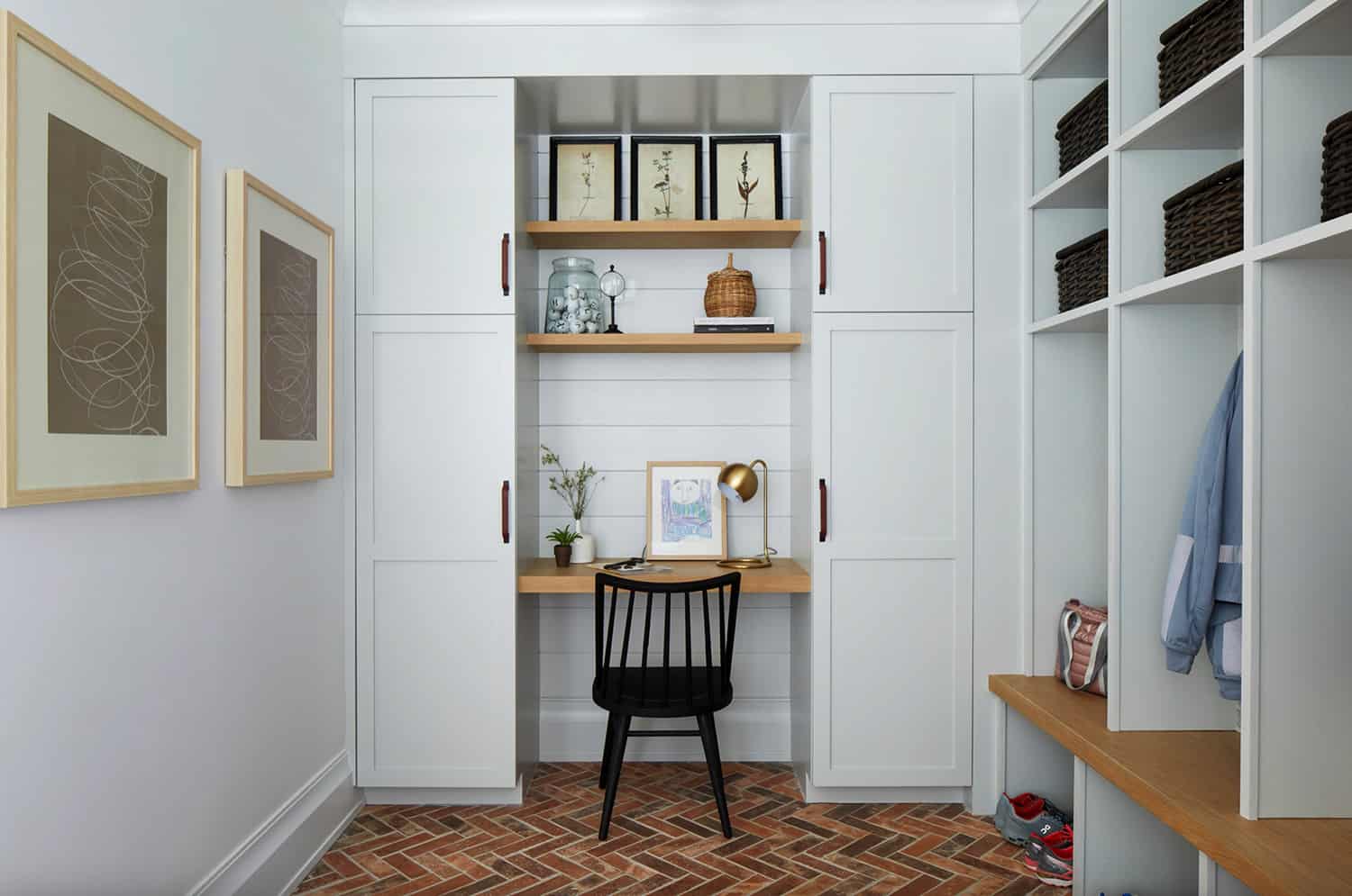 modern-farmhouse-mudroom-with-work-station