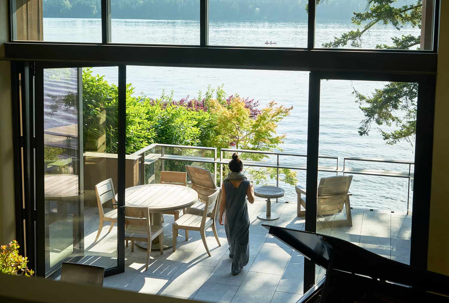 modern-lake-house-balcony