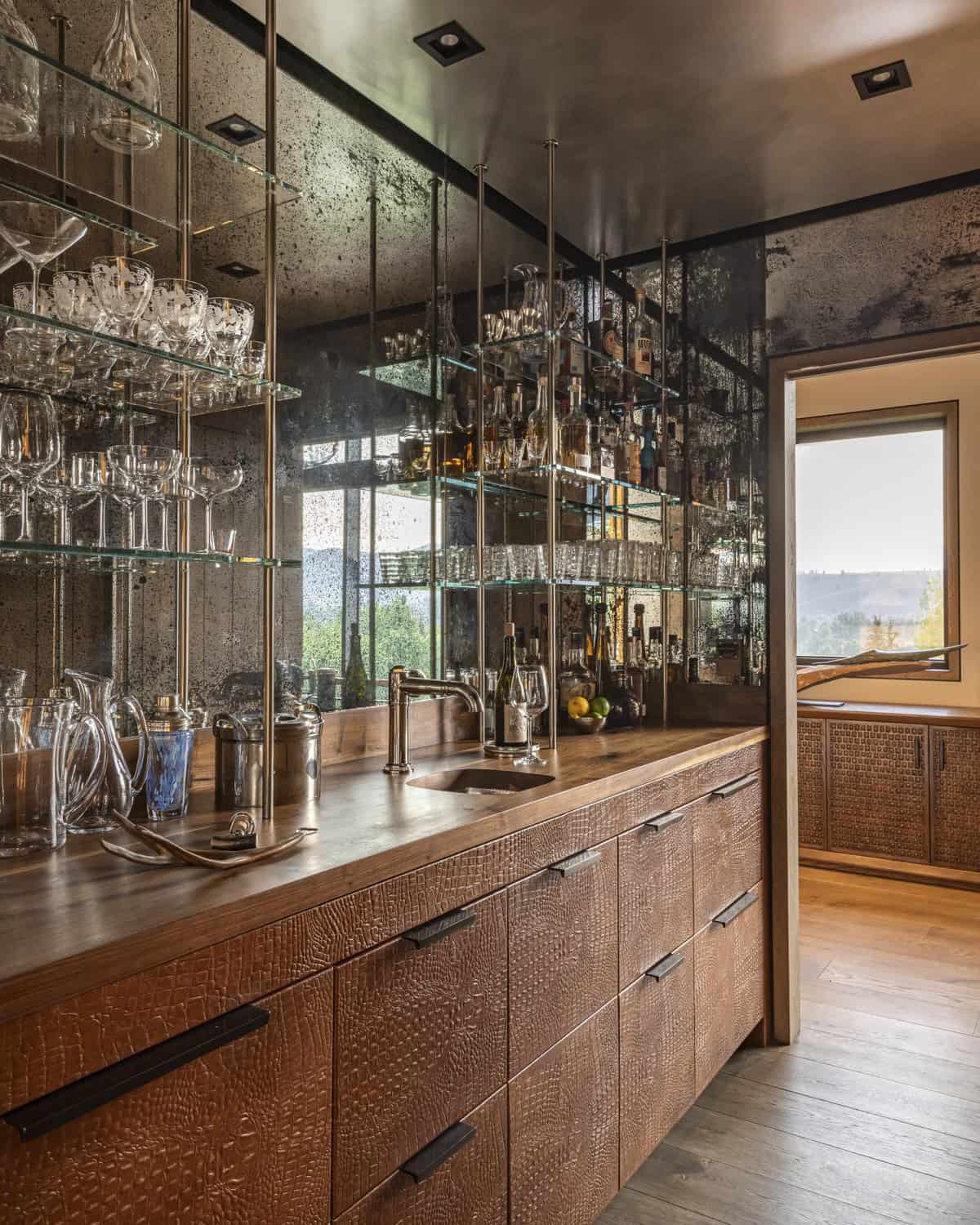 mountain-modern-home-bar